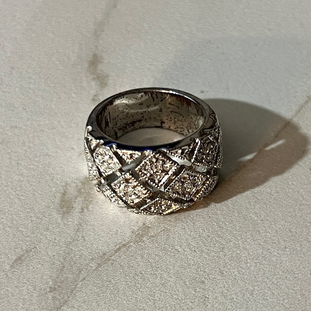 Elegant Silver Diamond-Patterned Ring with Sparkling Crystals, size 7